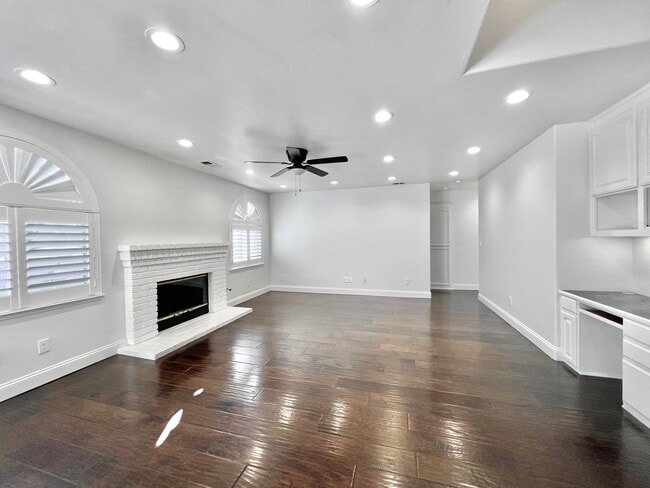 Building Photo - Large Hollister Home in Cul-de-sac