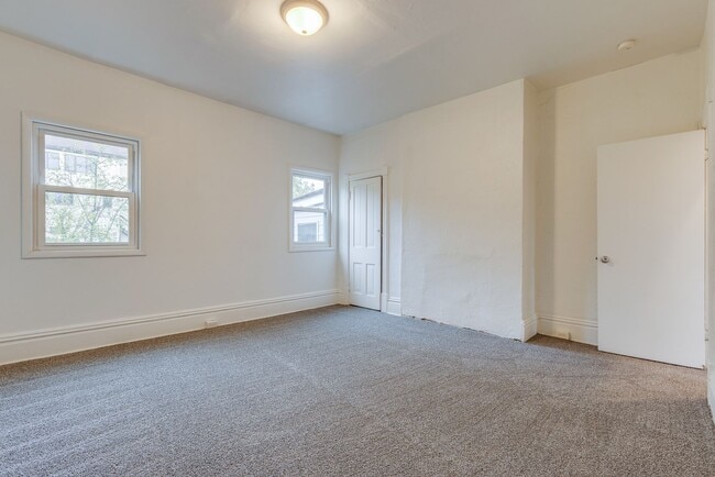 Building Photo - 10 Renwick St