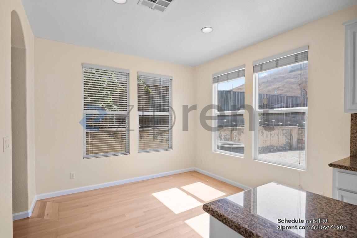 Building Photo - Unit