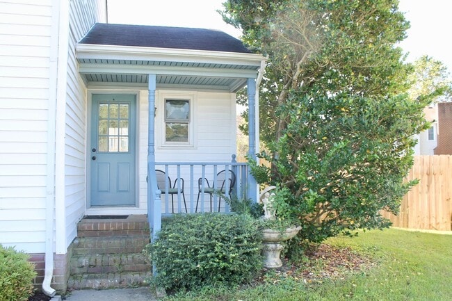 Building Photo - 3BD/2.5BA Home minutes from Dam Neck!  Full fenced Back yard!!