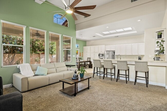 Building Photo - Spacious 3 Bedroom + Office in Seven Oaks ...