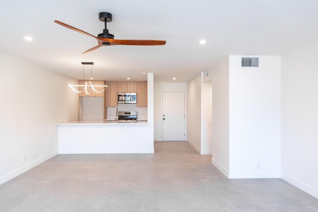 Building Photo - 1400 E Palm Canyon Dr