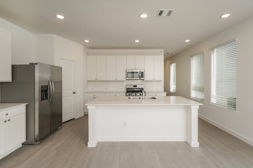 Building Photo - 15526 Crescent Pne