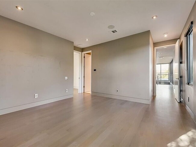 Building Photo - "Luxurious 3-Bed Oasis with 5 Full Baths in Prime Dallas Location - 4,666 Sq Ft of Elegance!"