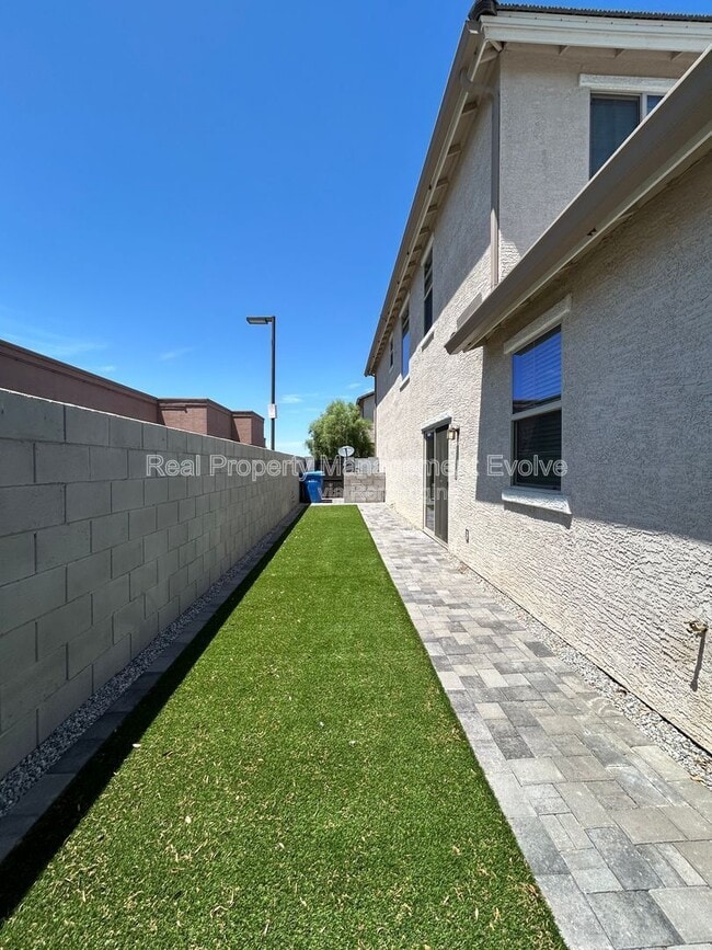 Building Photo - 2632 N 73rd Glen