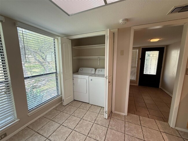 Building Photo - 17 Casa Verde St