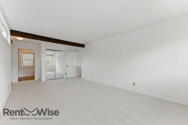 Building Photo - 6845 Thornhill Dr