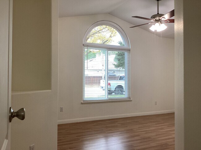 Building Photo - 7526 N Ellendale Ave