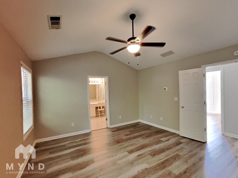Building Photo - 1557 Silver Ridge Dr SW