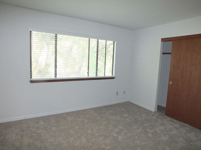 Building Photo - Cameron Park 2/2 1600 sf hidden gem!