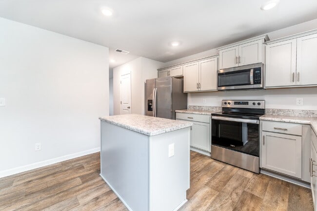 Building Photo - Spacious house with large office and 3 bedrooms in pool community. Available after July 10!