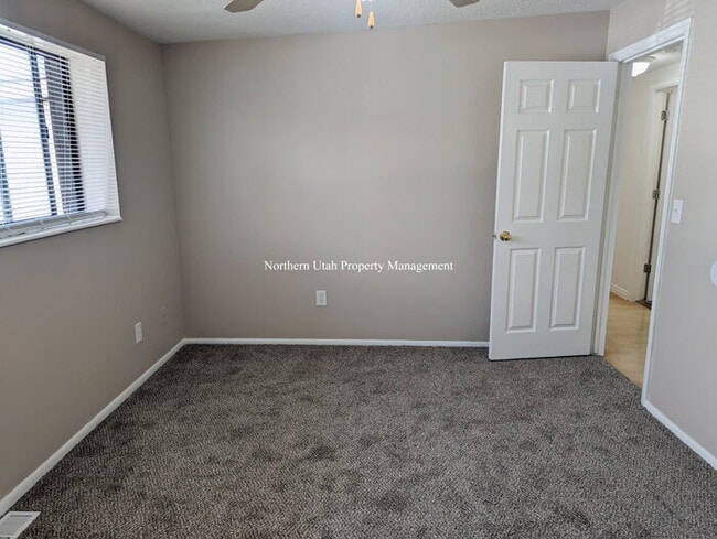 Building Photo - 2 bed 1 bath duplex