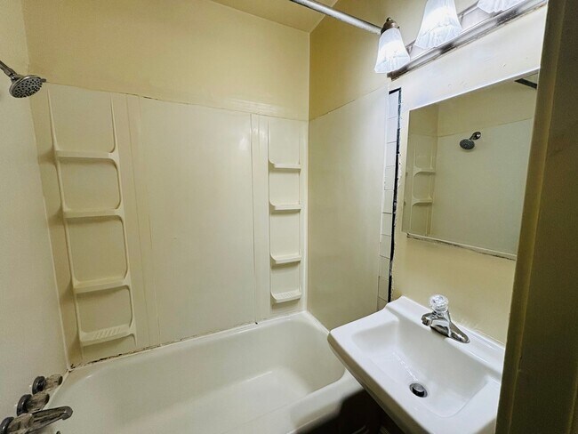 Building Photo - Efficiency/Studio, 1 Bath Apartment