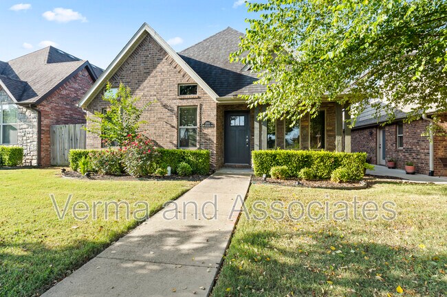 Building Photo - 3205 SW Riverstone Ave