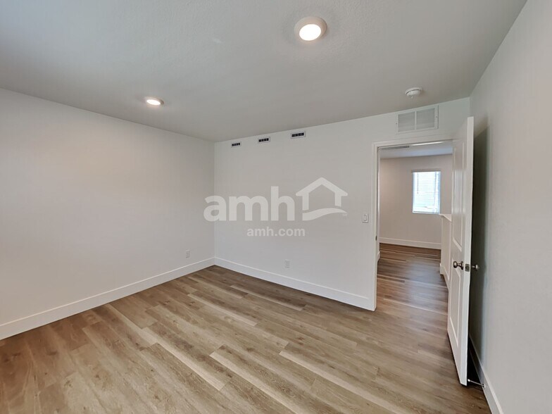 Building Photo - 5856 Vaes Dothrak St