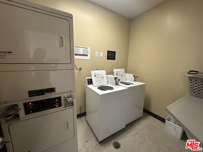 Building Photo - 8614 Burton Wy