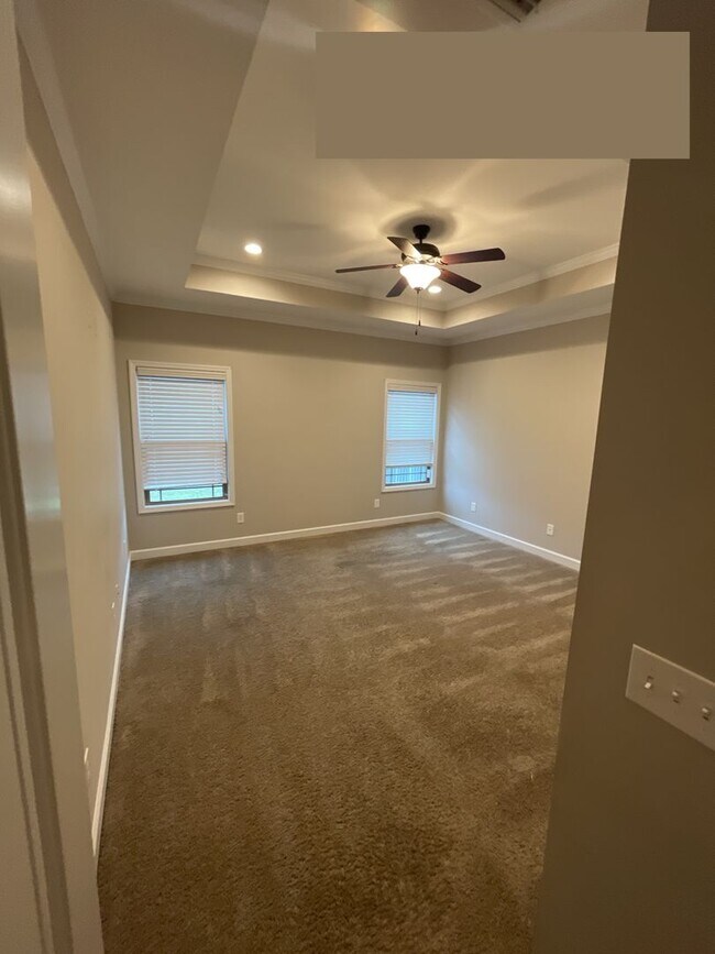 Building Photo - 605 Valley Stream Dr