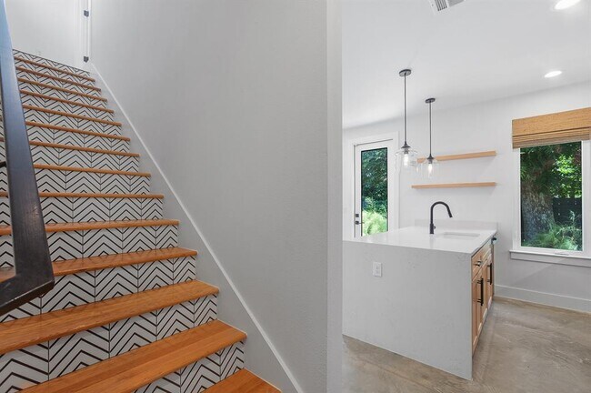 Building Photo - 913 Mansell Ave