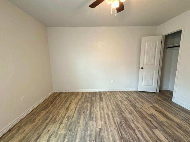 Building Photo - 205 Dolphin Dr