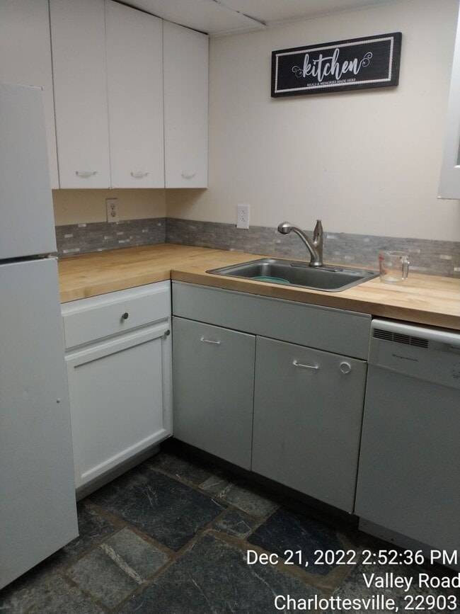 Building Photo - Backs up to the UVA south lawn section of campus 1 bdrm  1 bath 514 Valley Rd B Fully Furnished I...