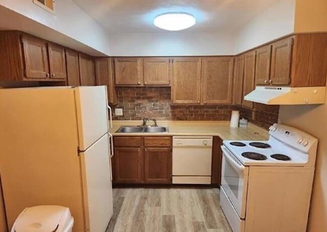 Building Photo - 709 Crosstown Ave