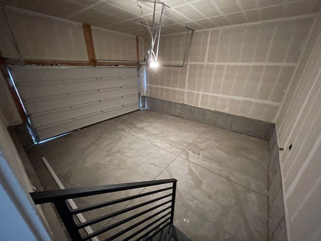 Building Photo - Modern home!