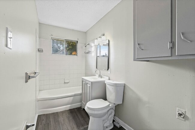 Building Photo - 2900 W 43rd Terrace