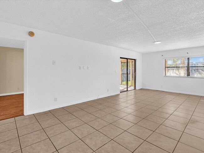 Building Photo - 220 Lakeview Dr