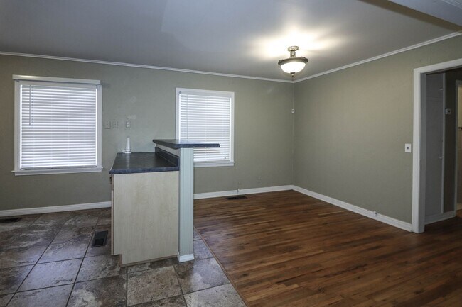Building Photo - Cozy Bungalow in Brookside area, close to shopping for grocery, coffee shops, restaurants and muc...