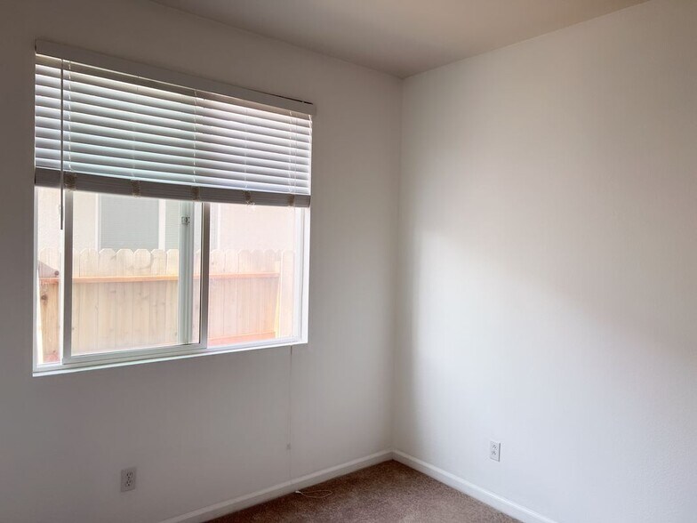 Building Photo - 9359 Ironstone Way