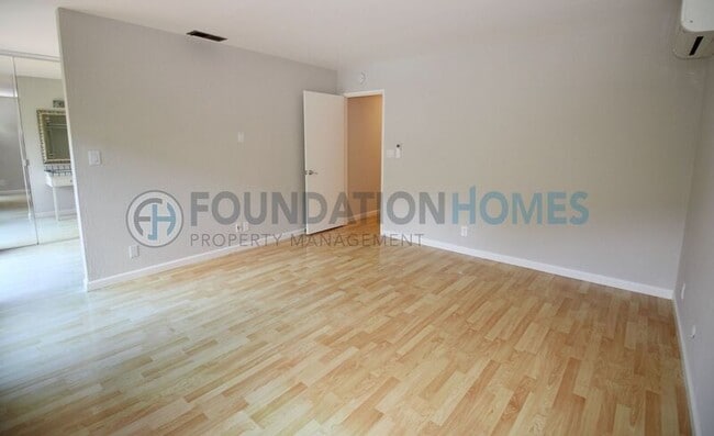 Building Photo - 11 Glen Dr