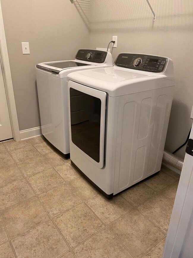 Building Photo - Spacious 5-Bedroom Home with Open Foyer - Move-In Ready! **Close to Fort Gordon, Hospitals, and I...