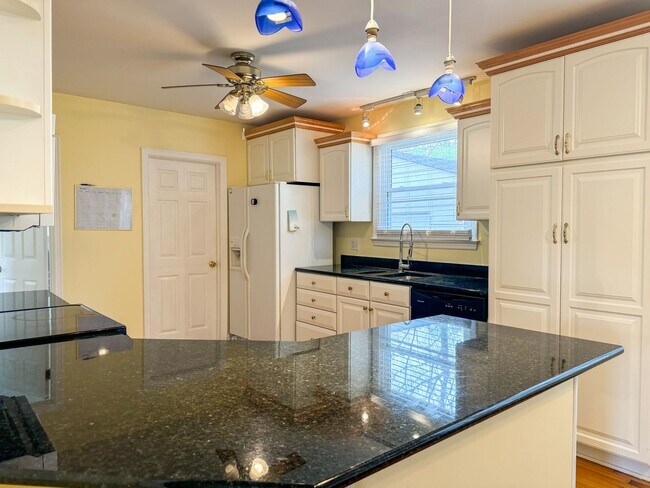 Building Photo - 904 Forestview Dr