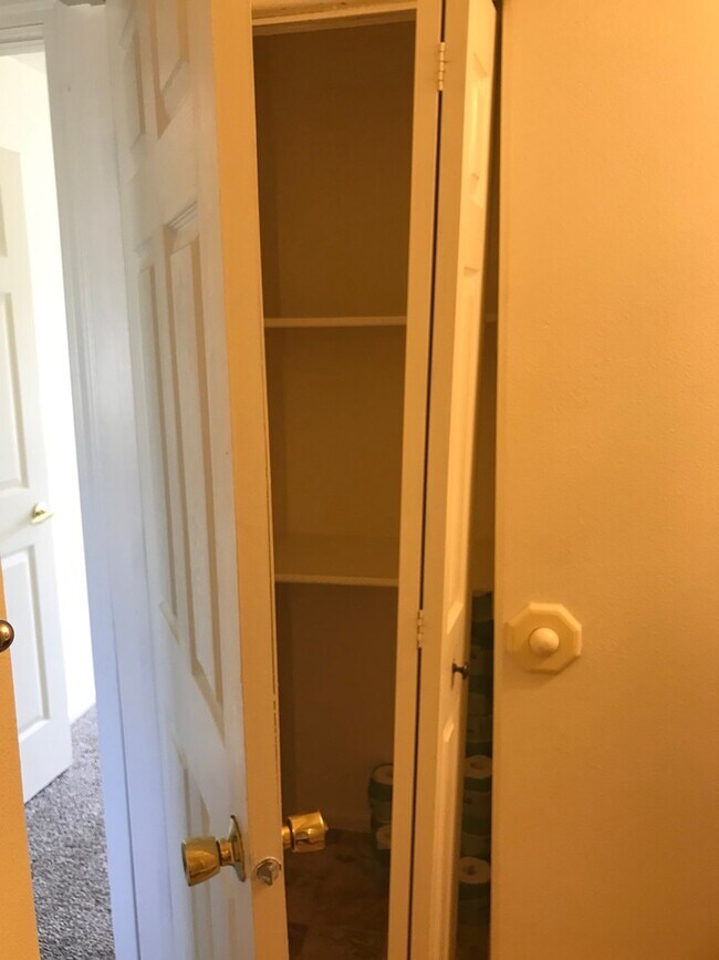 Building Photo - (SAM 15) 3 bedroom and 1.5 Bathroom duplex