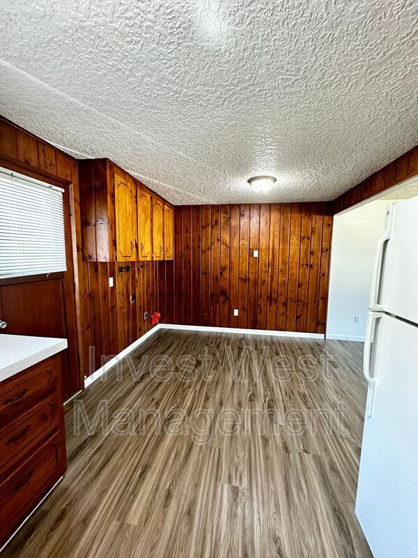 Building Photo - 550 NE Anderson St