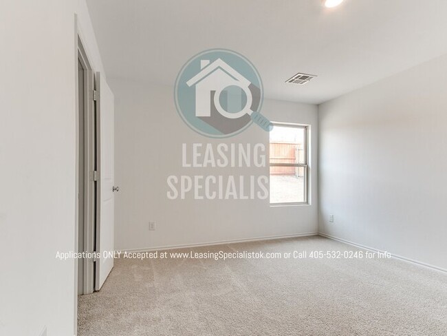 Building Photo - MOVE IN SPECIAL on This Spacious 3 Bed 2 B...