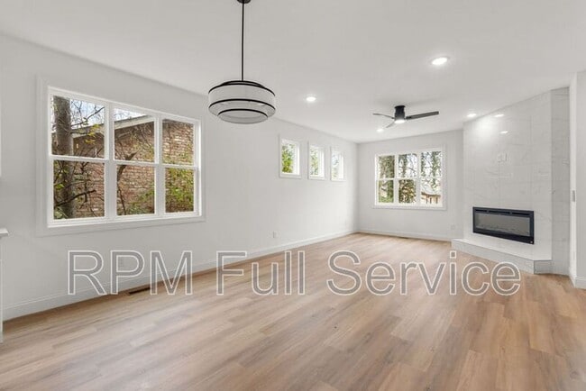 Building Photo - 2109 14th Ave N