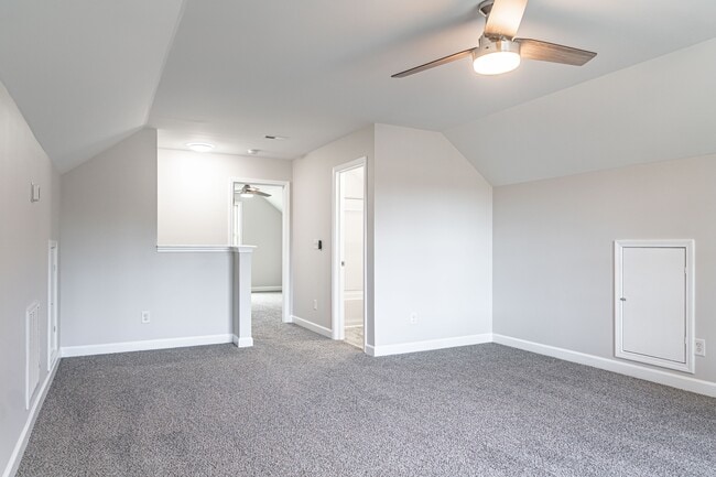 Building Photo - 135 Almond Dr