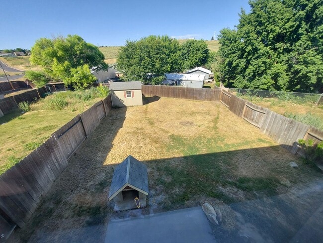 Building Photo - 3 bedroom 2 bath home with attached garage