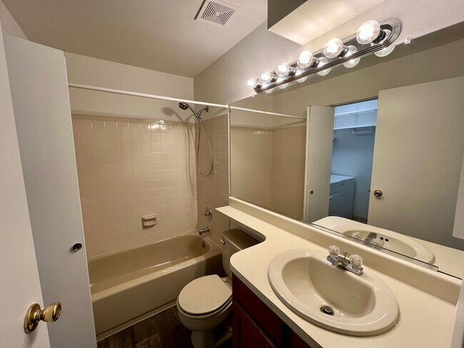 Building Photo - Nice 2 bed 2 bath second floor unit near Buckley Air Force base!