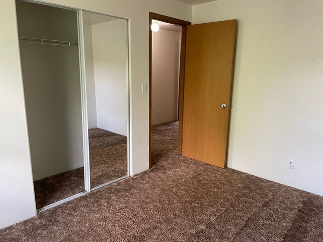 Building Photo - Townhouse Style Duplex for Rent!!
