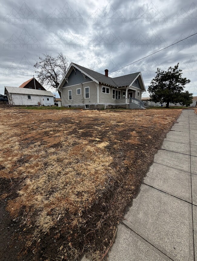 Building Photo - BEAUTIFUL 3 BED 1 BATH HOME!