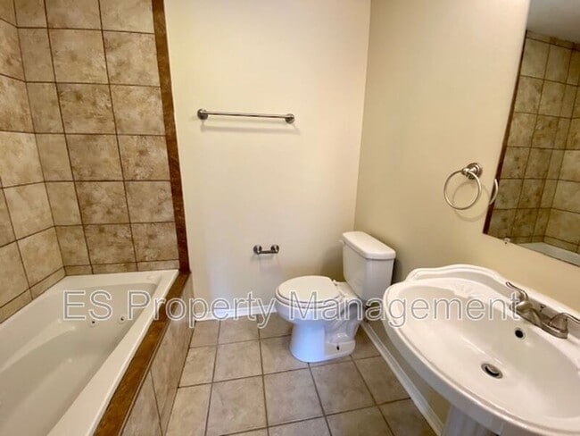 Building Photo - 6879 Oak Lake Dr