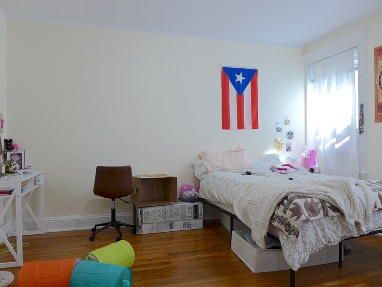 Primary Photo - 390 Riverway