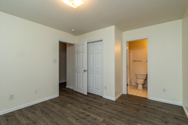 Building Photo - 385 Hawthorne Oaks Way