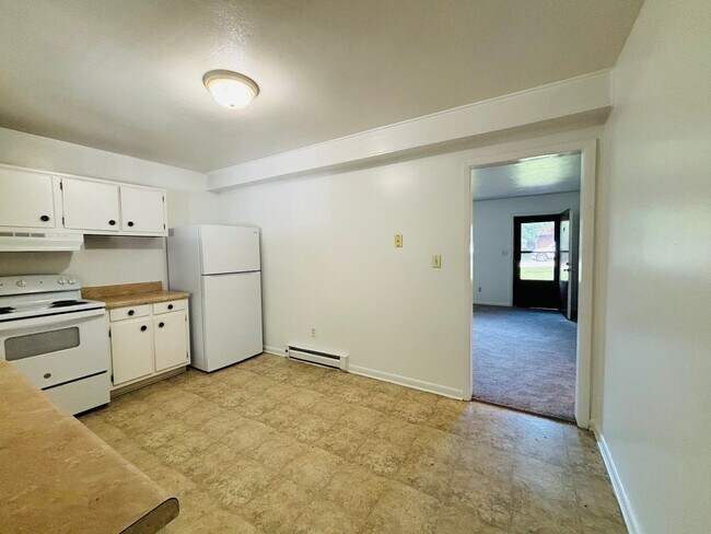 Building Photo - 2 Bedroom, 1 Bath Apartment