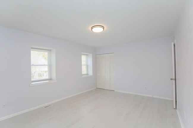 Building Photo - "Beautifully Updated Townhome – Ready for ...