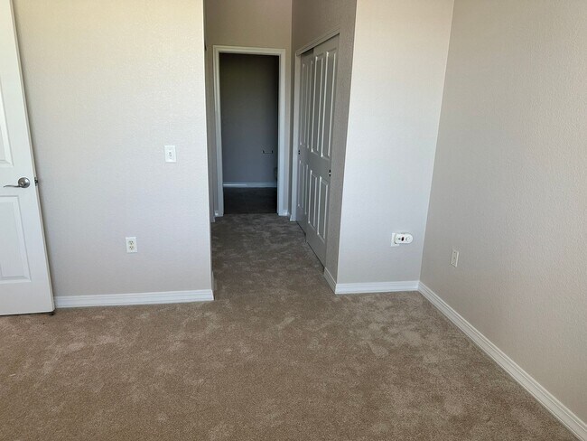 Building Photo - Updated upper floor condo with great south...