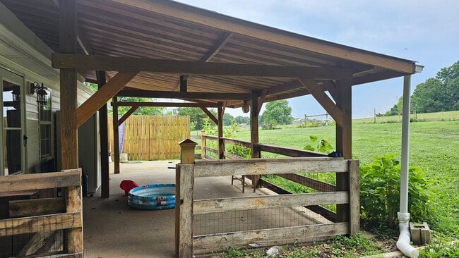 Building Photo - 1+Acre in the country! 2 bed/1.5 Bth- NO C...
