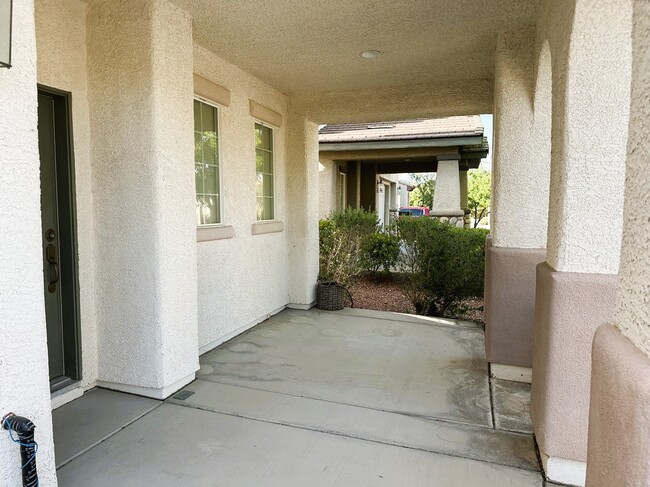 Building Photo - 2103 Desert Prairie St